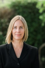 Author photo Elizabeth Singer Hunt, photo credit Clara Lu